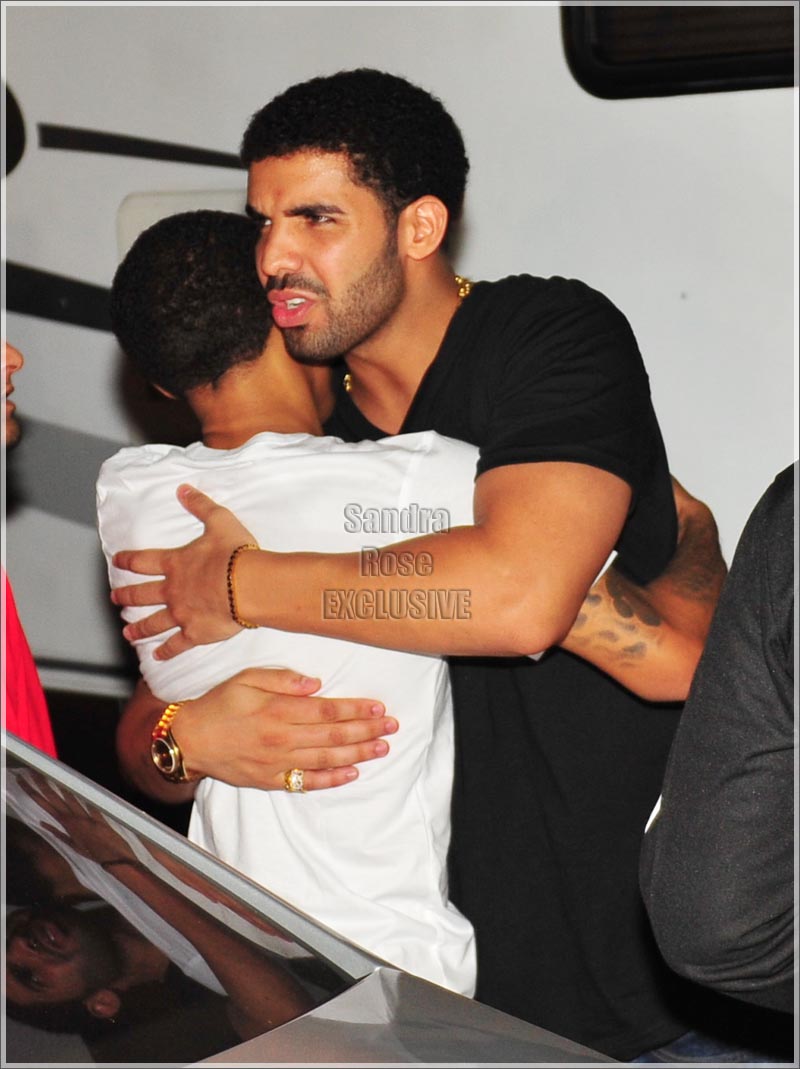 Drake-and-Bow-Wow-embrace.jpg