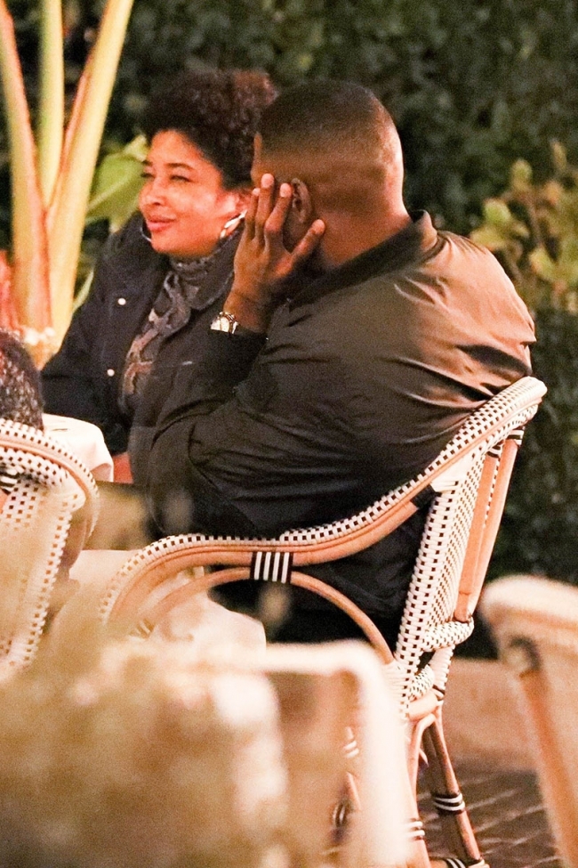 Exclusive Michael Strahan Grabs Dinner With Friends And A Mystery Woman In Beverly Hills 