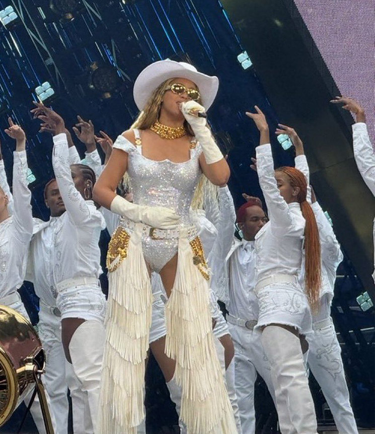 Photo of Beyonce performing in London