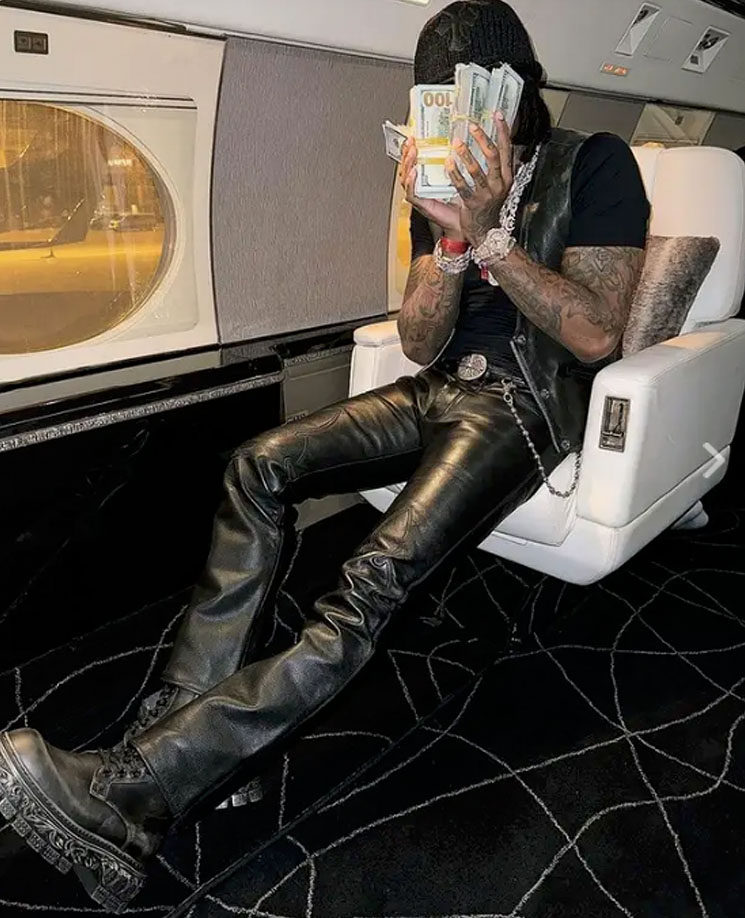 Photo of Lil Durk flashing cash