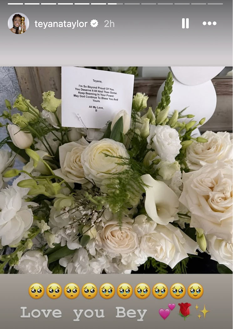 Photo of bouquet of white roses