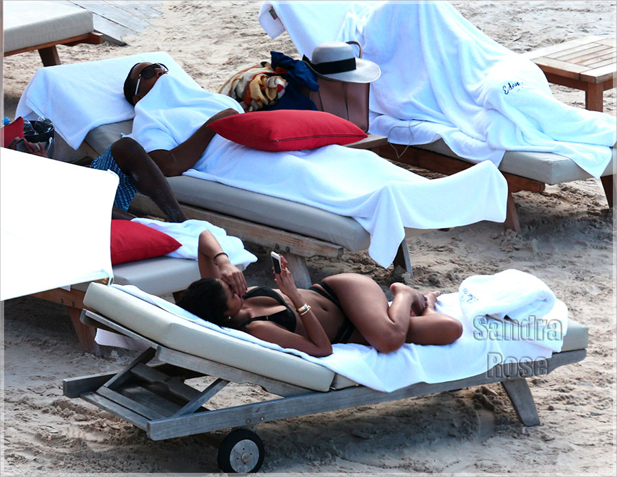 EXCLU Ludacris relaxes on the beach