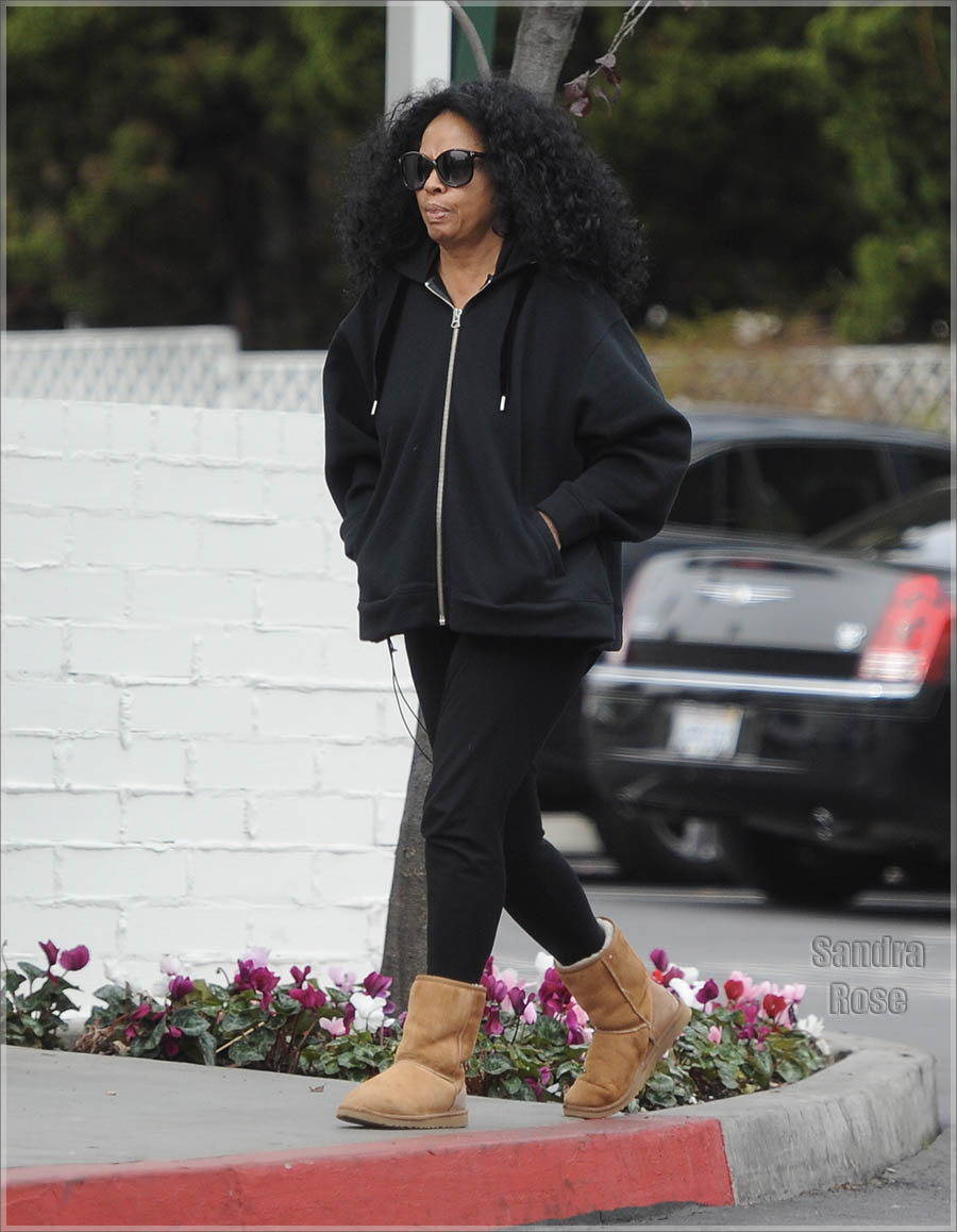 A camera-shy Diana Ross leaving Bristol Farms