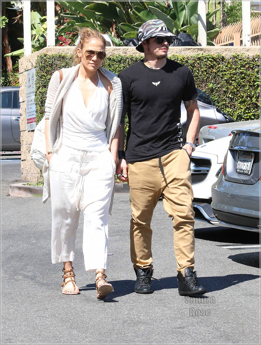 Jennifer Lopez and Casper Smart have lunch