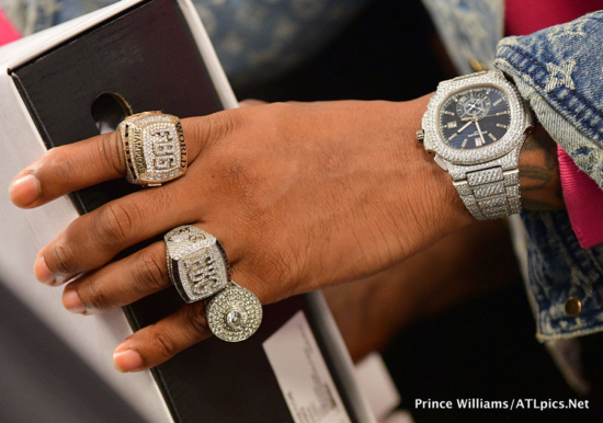 LAPD Warns Residents, Tourists To Stop Flashing Expensive Jewelry As ...