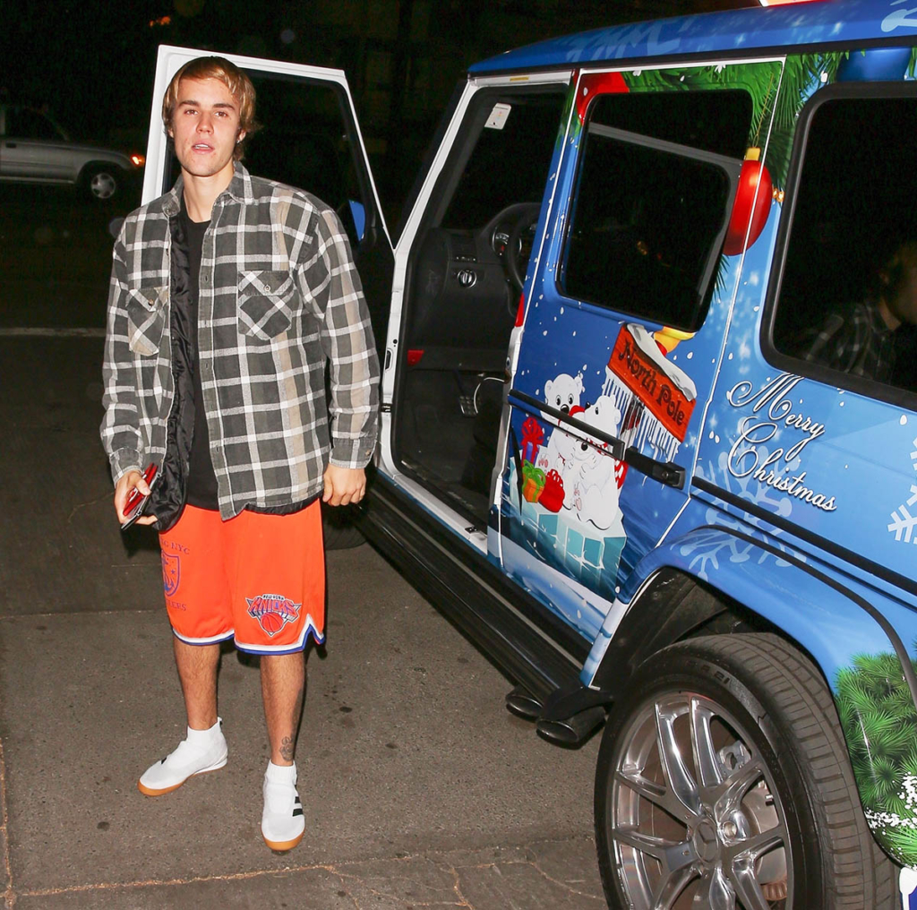 Justin Bieber stops to chat with photographers after leaving Selena Gomez's house