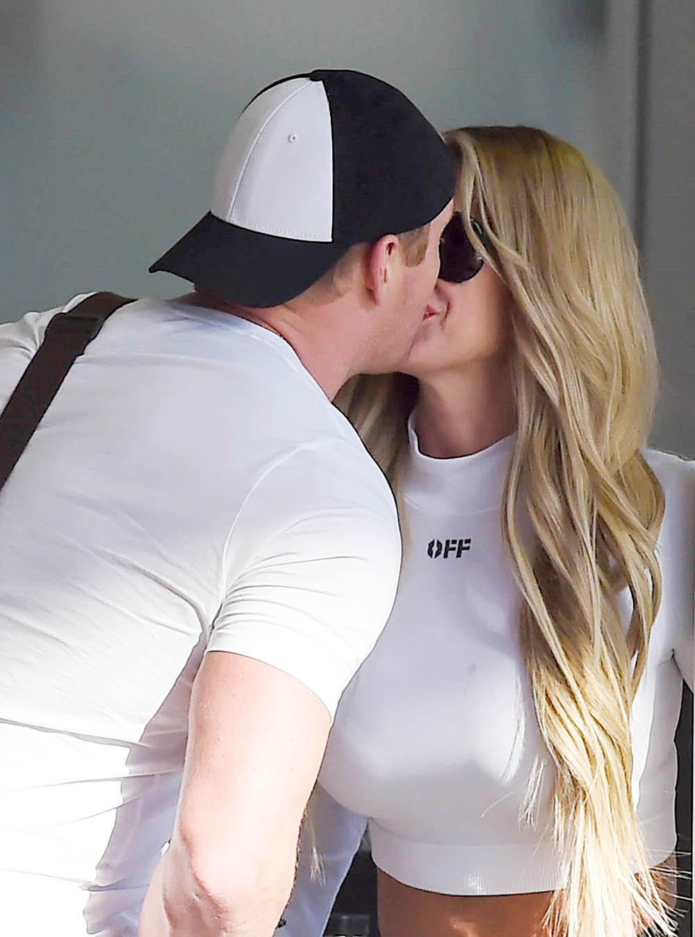 Kim Zolciak and husband share a kiss in LAX Airport