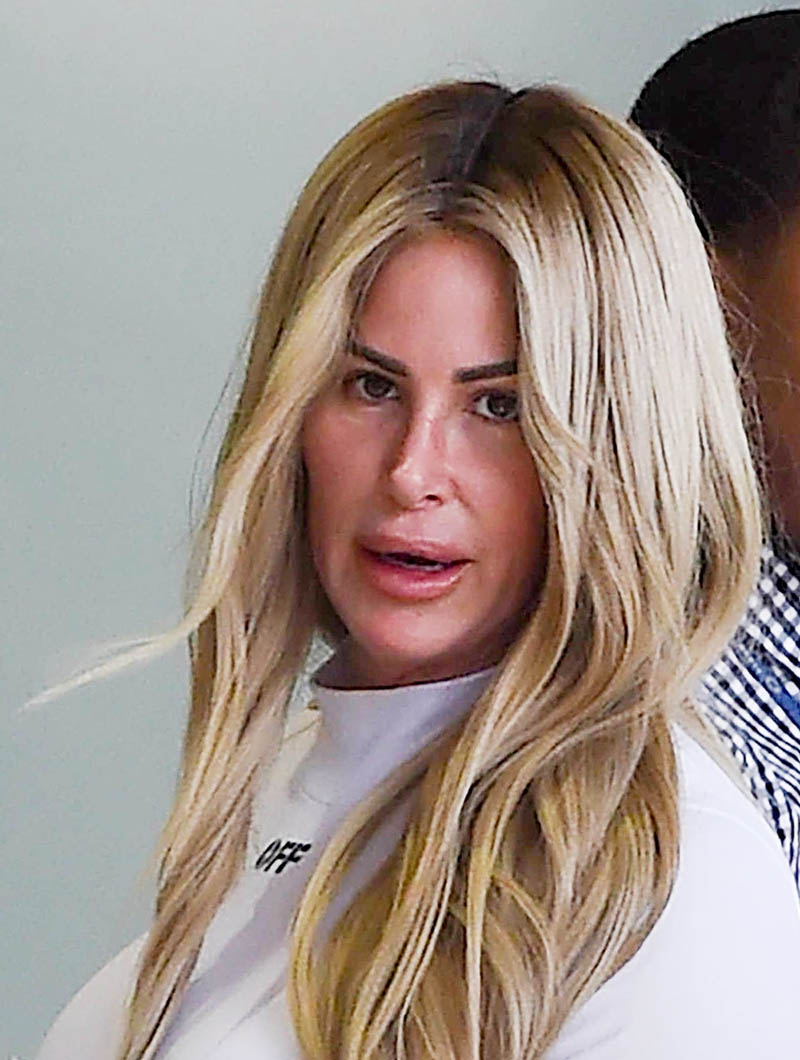 Kim Zolciak and husband share a kiss in LAX Airport