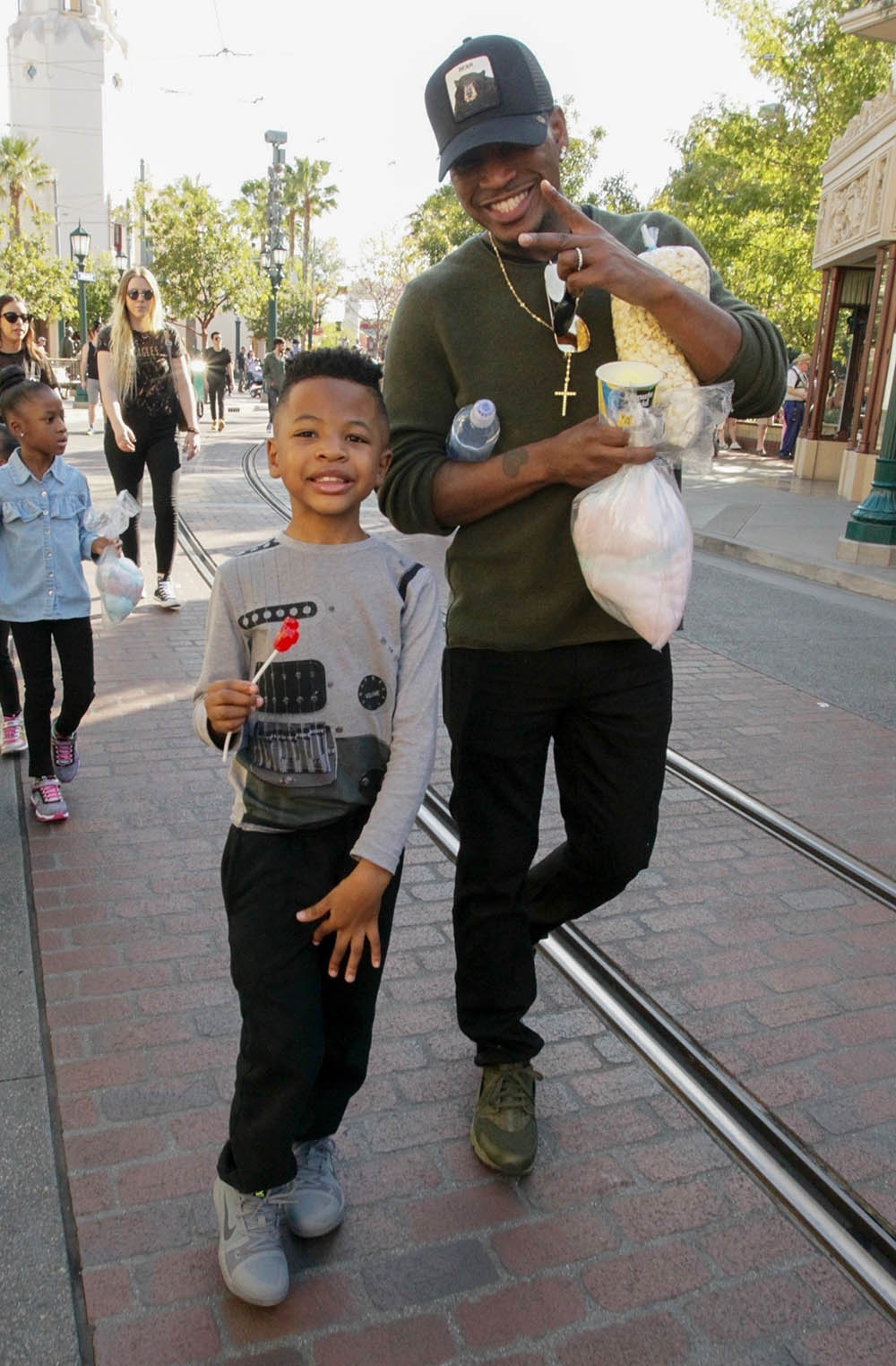 Ne-Yo spends the day with his kids at Disney California Adventure