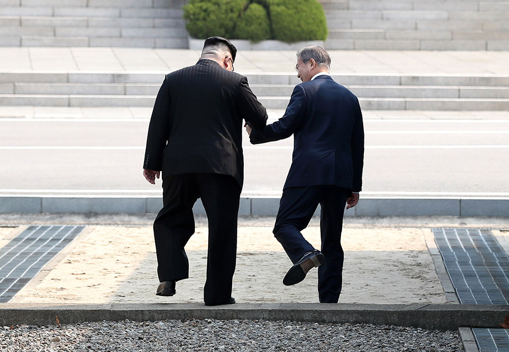 Kim Jong Un And Moon Jae In Meet During Historic Inter Korean Summit 2018 Sandra Rose 3200