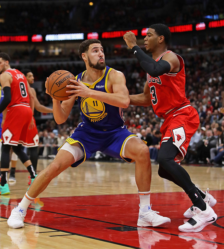 Klay Thompson #11 of the Golden State Warriors moves against Shaquille ...