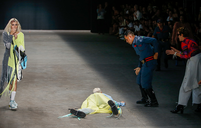 Model Dies After Collapsing On Catwalk During Paulo Week Sandra Rose