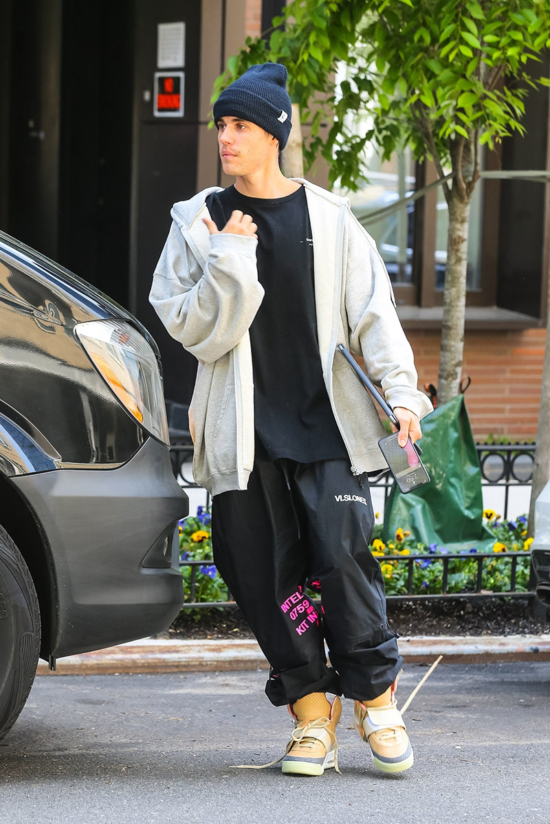 Justin Bieber heads out in Brooklyn with his laptop in hand and untied ...