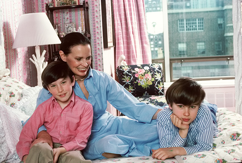 Swiss-born socialite Gloria Vanderbilt poses with her two sons Anderson ...