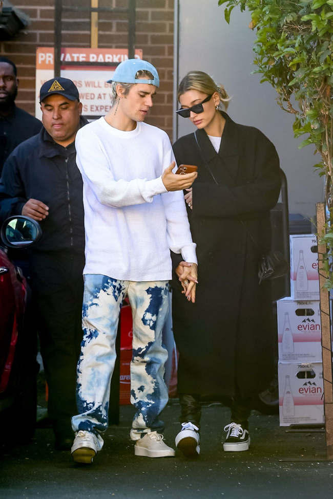 Justin Bieber Holds Hands With Wife Hailey Bieber After A Lunch Date Sandra Rose
