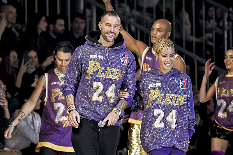 Olivia Culpo Honors Kobe Bryant In Basketball Jersey On Runway