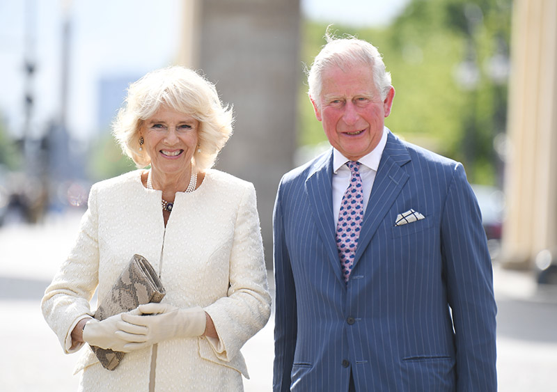 Prince Charles and Camilla visit the Brandenburger Tor in Berlin ...
