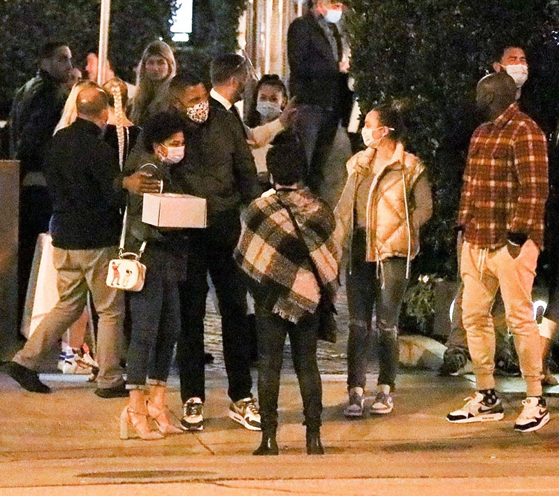 Exclusive Michael Strahan Grabs Dinner With Friends And A Mystery Woman In Beverly Hills 