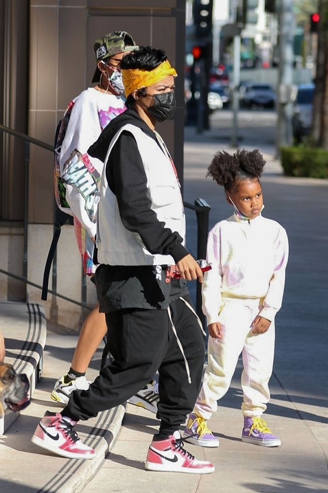 Teyana Taylor goes out for lunch with friends at 208 Rodeo restaurant