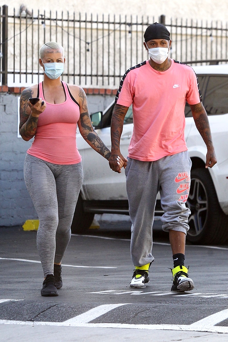 A camera shy Amber Rose at Los Angeles International Airport (LAX)  Featuring: Amber Rose Where: Los Angeles, California, United States When:  16 Sep 2014 Stock Photo - Alamy