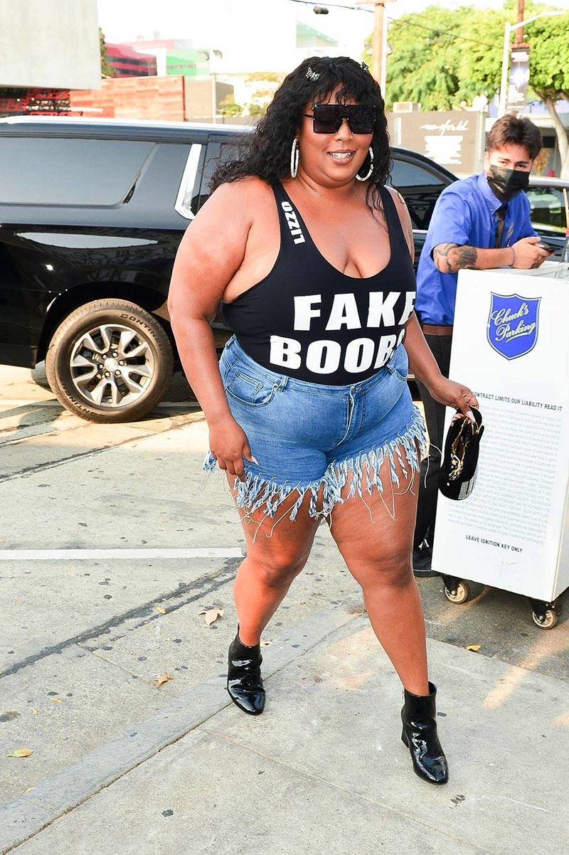 Lizzo & a Mystery Man Grab Dinner Together at Craig's!, lizzo mystery man  grab dinner 06 - Photos, Just Ja…