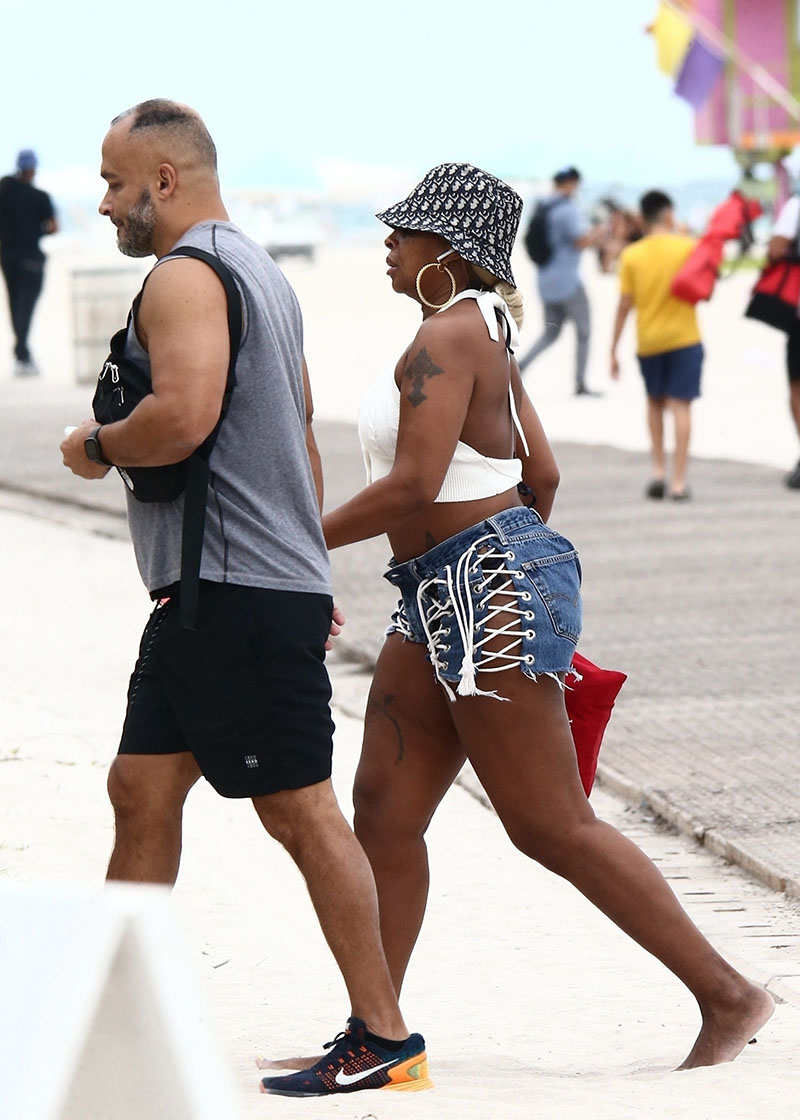 No one does a good shorts look like Mary J. Blige.📸🔥🔥🙌🏾😘