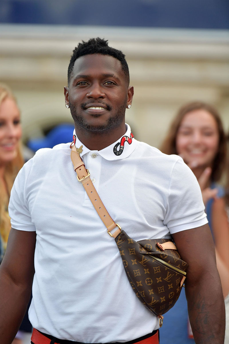 Ex Nfl Player Antonio Brown Exposes Himself In Dubai Pool 