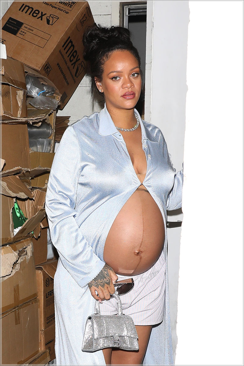 Pregnant Rihanna Covers Vogue Magazine