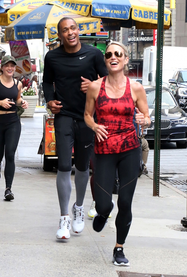 Married Gma Anchors Amy Robach And Tj Holmes Go Public With Their Extramarital Affair 