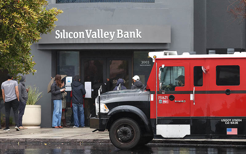 Dozens line up to pull money from Silicon Valley Bank - San José Spotlight