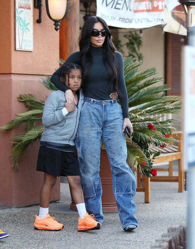 Thousand Oaks, Reality star and proud mom Kim Kardashian takes Saint(01)