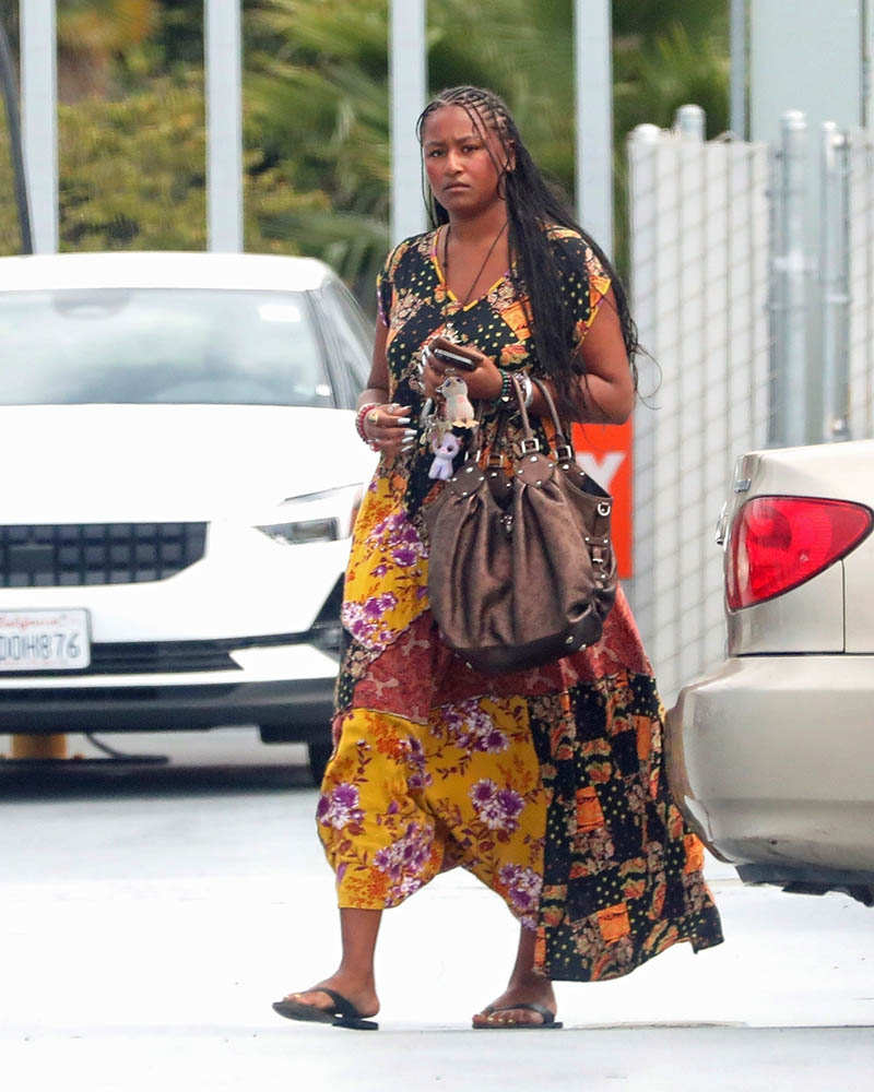 Los Angeles, CA – *EXCLUSIVE* – Sasha Obama stuns with a new summer