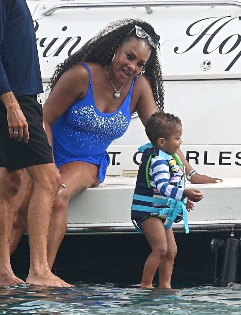 PICS Vivica A. Fox 59 lets it all hang out while vacationing in