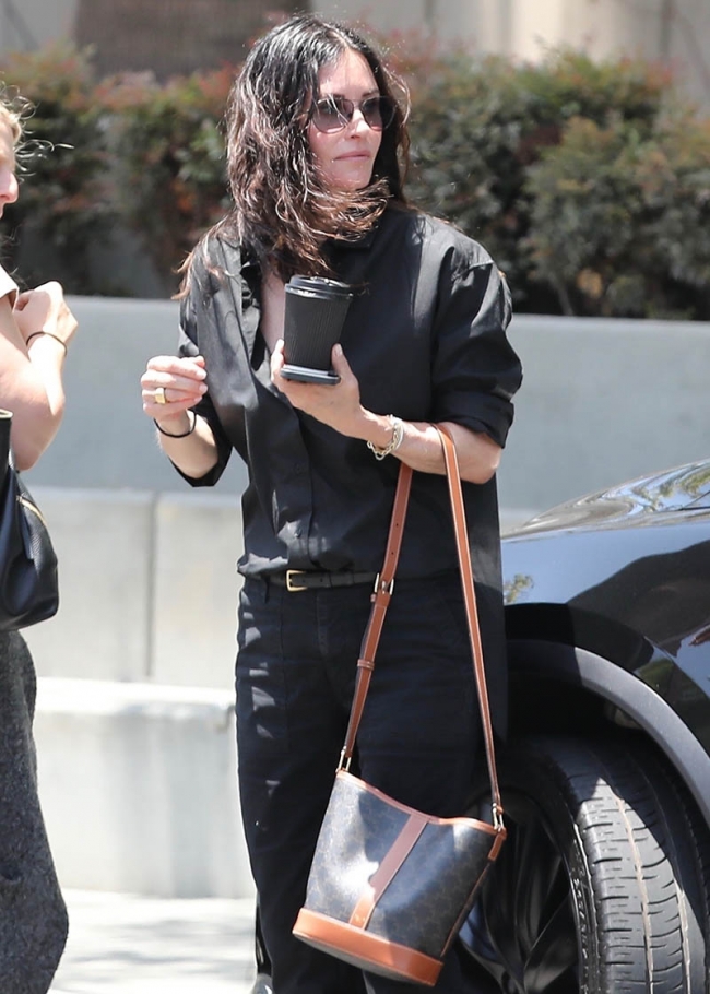 Santa Monica, Ca – *exclusive* – Courteney Cox Has Her Hands Full While 