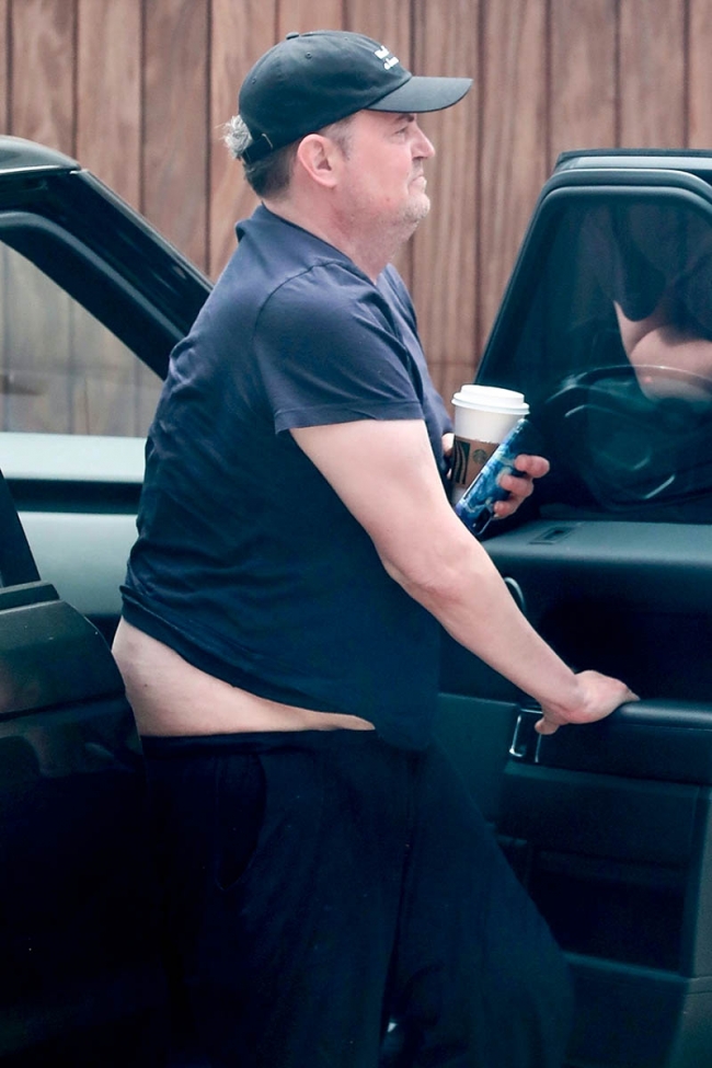 Malibu, CA *EXCLUSIVE* An overweight and disheveled Matthew Perry