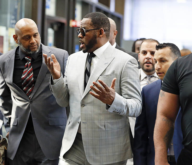R. Kelly trial: Vlogger charged after fan accused her of assault