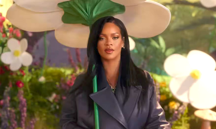 Rihanna – Friend Of Mine (from the Smurfs Movie Soundtrack)