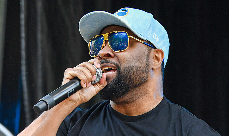 Husband serenades bride with Musiq Soulchild’s “Don’t Change” – Then the real Musiq Soulchild appears