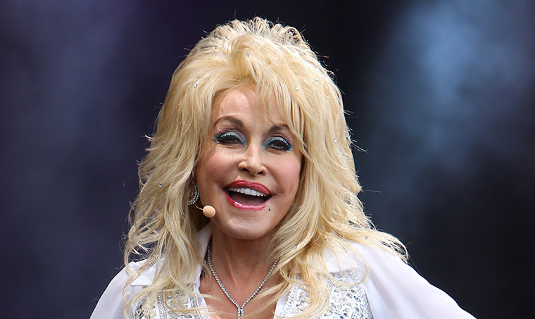 Dolly Parton Clears the Air After Her Sister’s Dramatic Prayer Request: “I Ain’t Dead Yet!”