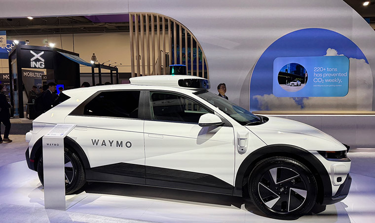 Twitter Reacts to Waymo Robotaxi Driving Passengers Into Police Standoff