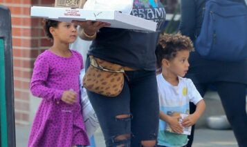 Jesse Williams’ ex Aryn Drake-Lee picks up pizza to go for her two kids Maceo and Sadie in Los Angeles. May 3, 2019. Credit: BACKGRID