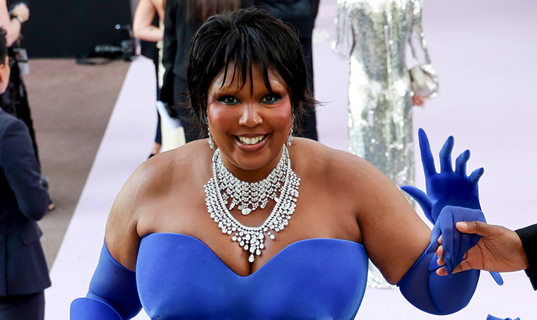 Paparazzi Shout at Lizzo: “Lady in Blue MOVE!”